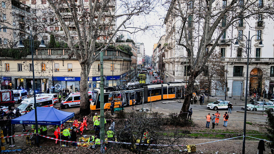     Один человек погиб и 20 пострадали при сходе трамвая с рельсов в Италии REUTERS/Daniele Mascolo