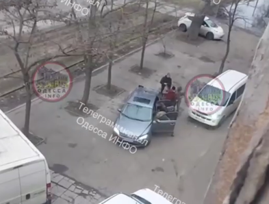    В Одессе бандиты ТЦК открыли огонь в спину уклонисту и принялись грабить его машину