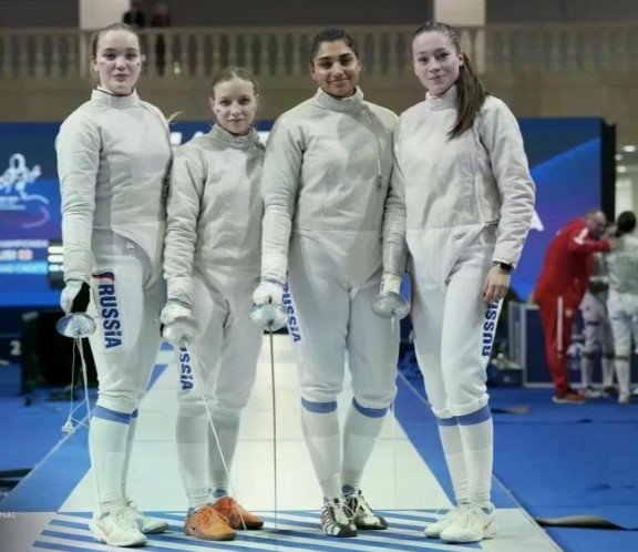 В столице Грузии в Тбилиси проходит чемпионат Европы среди юниоров до 21 года по фехтованию. Наши спортсмены выступают на соревнованиях с российским флагом и гимном.

В четверг, 26 февраля, состоялся женский командный турнир по фехтованию на саблях. В составе сборной России победильницей первенства Европы стала студентка Алтайского государственного педагогического университета Мария Третьякова. В финале команда России победила сборную Польши - 45:33. Бронза у саблисток из Франции.