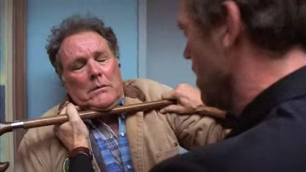 Хаус душит тростью отца пациента после драки. Итог - две спасенных жизни.