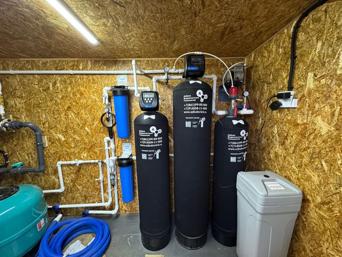 Справа: умягчитель воды 