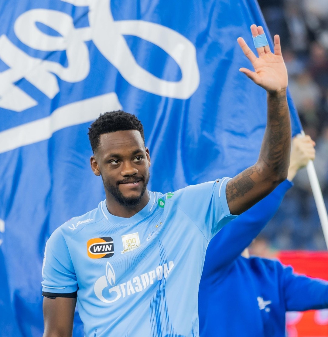 Новичок "Зенита" Джон Дуран старался зацепиться за мяч в атаке, но удавалось это далеко не всегда. 