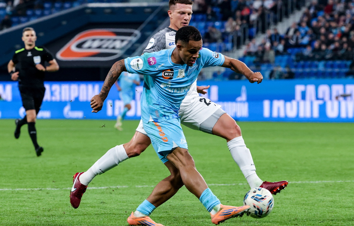    Педро ("Зенит") и Александр Филин ("Балтика")  Александр Демьянчук/ТАСС