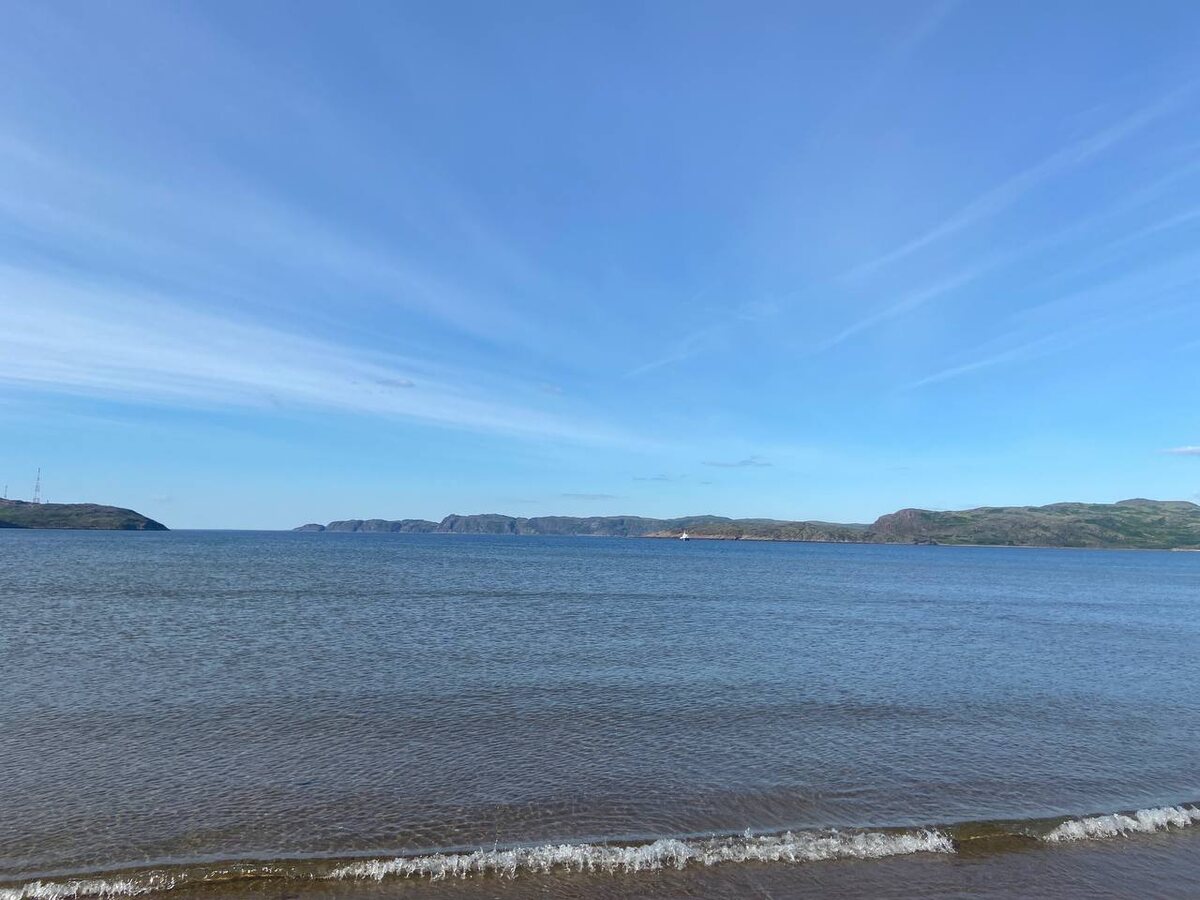 Если не знать и не вглядываться - южный курорт. Из южного здесь южный берег Баренцева моря. 