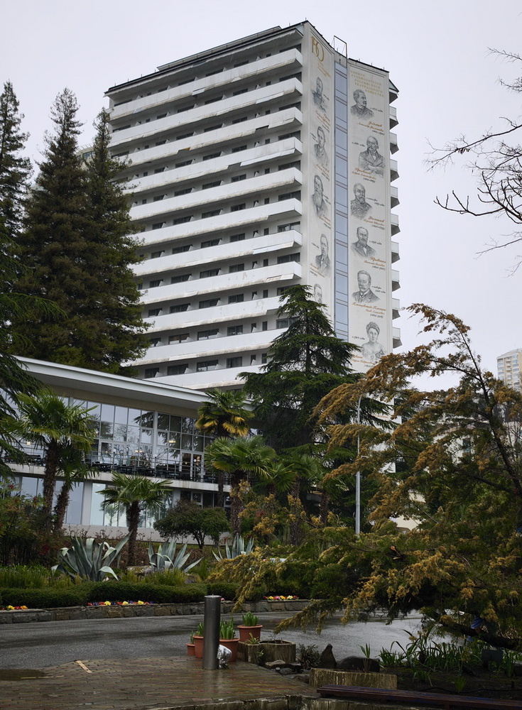 Основной 16-этажный корпус санатория "Актер"