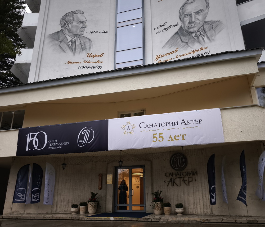 Вход в жилой корпус