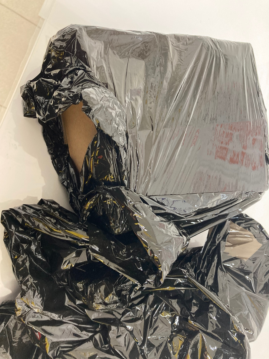 черный-черный пакет держит интригу