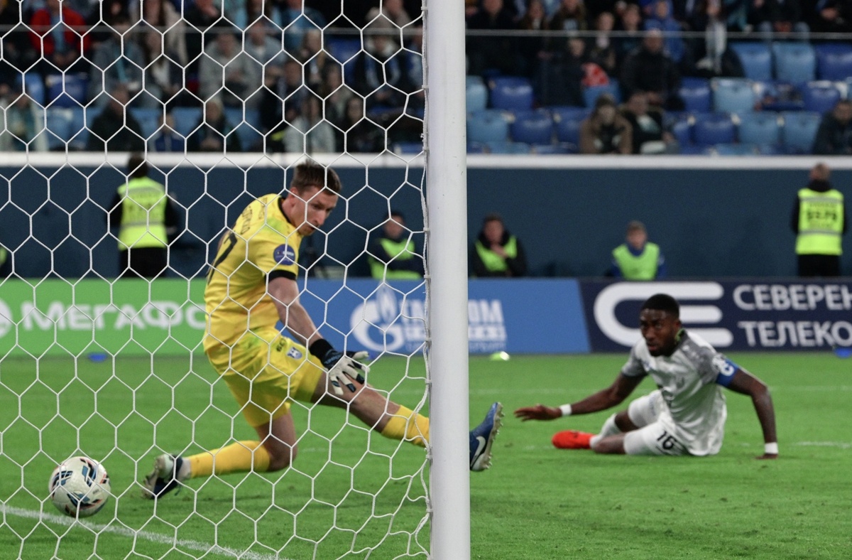    Вратарь Максим Бориско Балтика РПЛ РИА