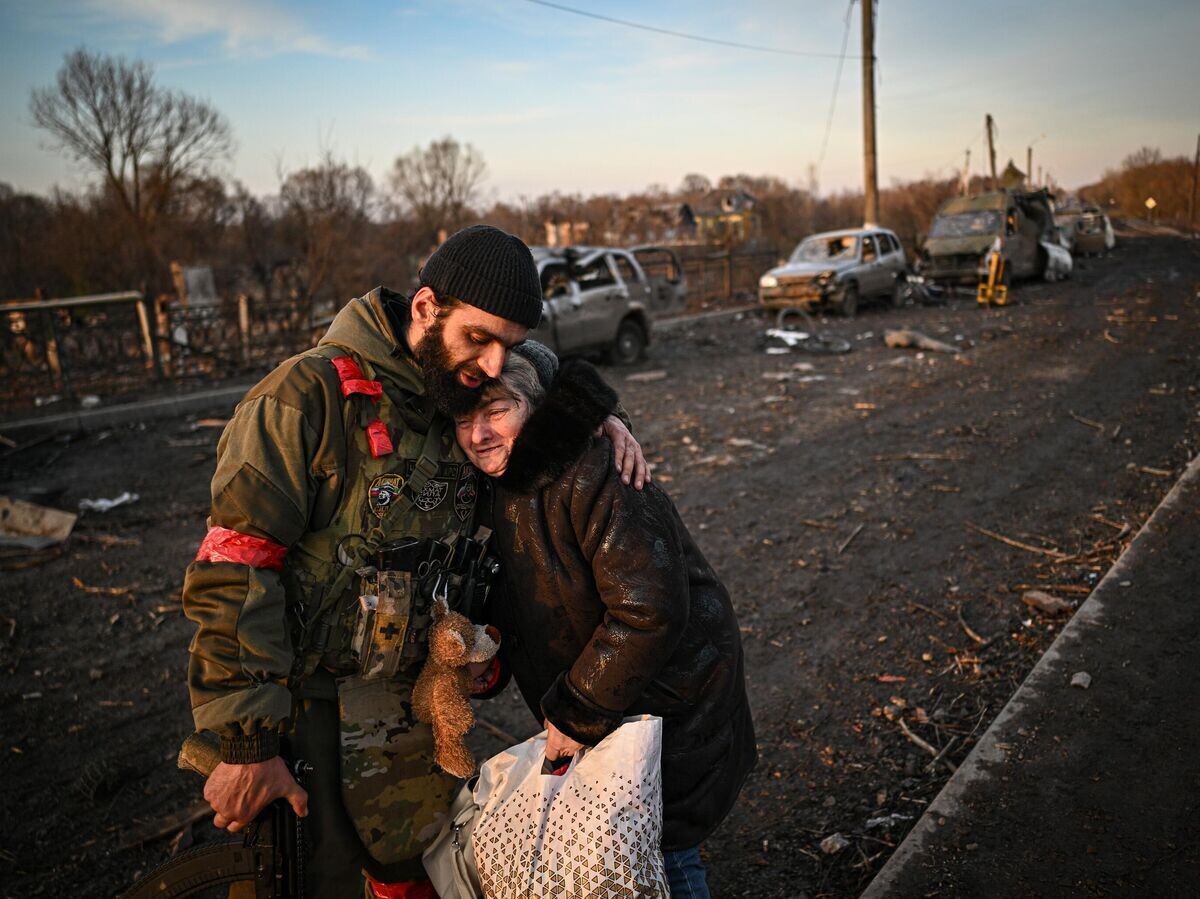    Военнослужащие подразделения спецназа "Ахмат" проводят эвакуацию мирных жителей из города Суджа | © РИА Новости / Сергей Бобылев