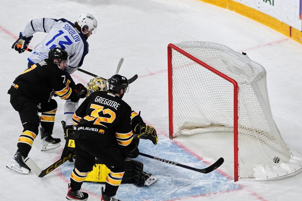    Егор Соколов завёл шайбу в ворота, после того как она попала в него вследствие наброса от Алексея Кручинина