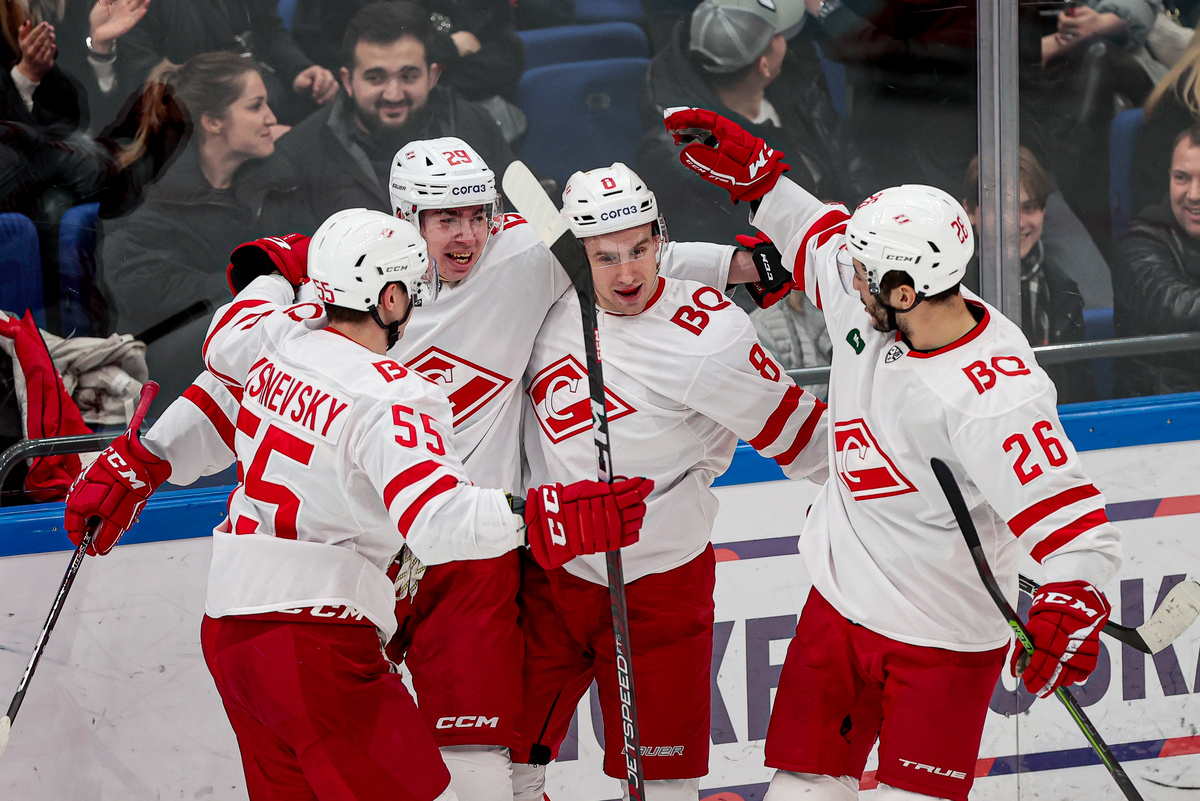    Хоккей - КХЛ - ХК Спартак - игроки после заброшенной шайбы