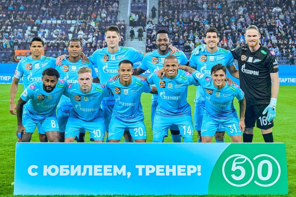   Игроки ФК «Зенит» поздравили тренера Семака с юбилеем. Фото: t.me/fczenit