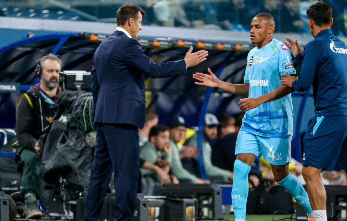    Главный тренер "Зенита" Сергей Семак и Саша Зделар  Александр Демьянчук/ТАСС