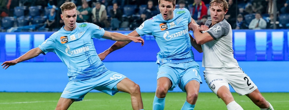    "Зенит" - "Балтика". Максим Глушенков ("Зенит"), Александр Соболев ("Зенит") и Сергей Варатынов ("Балтика") во время матча 27 февраля. Автор фото: Александр Демьянчук/ТАСС