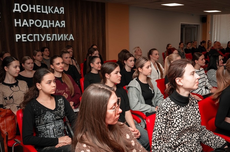    В Донецке презентовали новую образовательную платформу «Школа демонстраторов одежды». Фото: Центр «Мой бизнес»