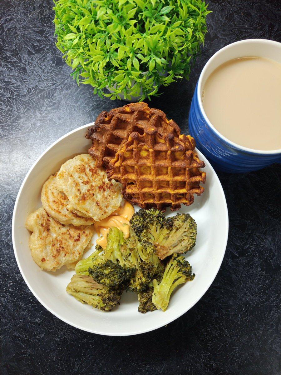 Вафли из батата, куриные оладьи, брокколи и бургер - соус 
