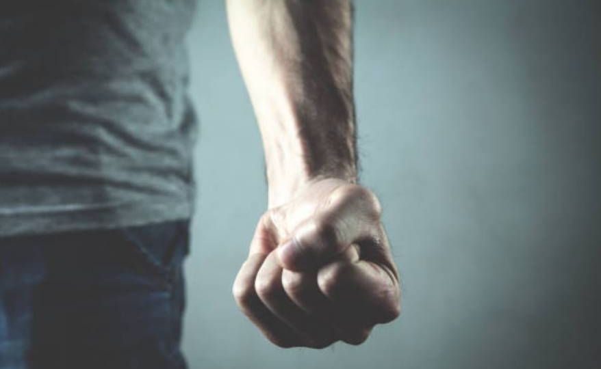 Он просто требовал высокие оценки: в Барнауле отец избил директора школы на глазах у детей