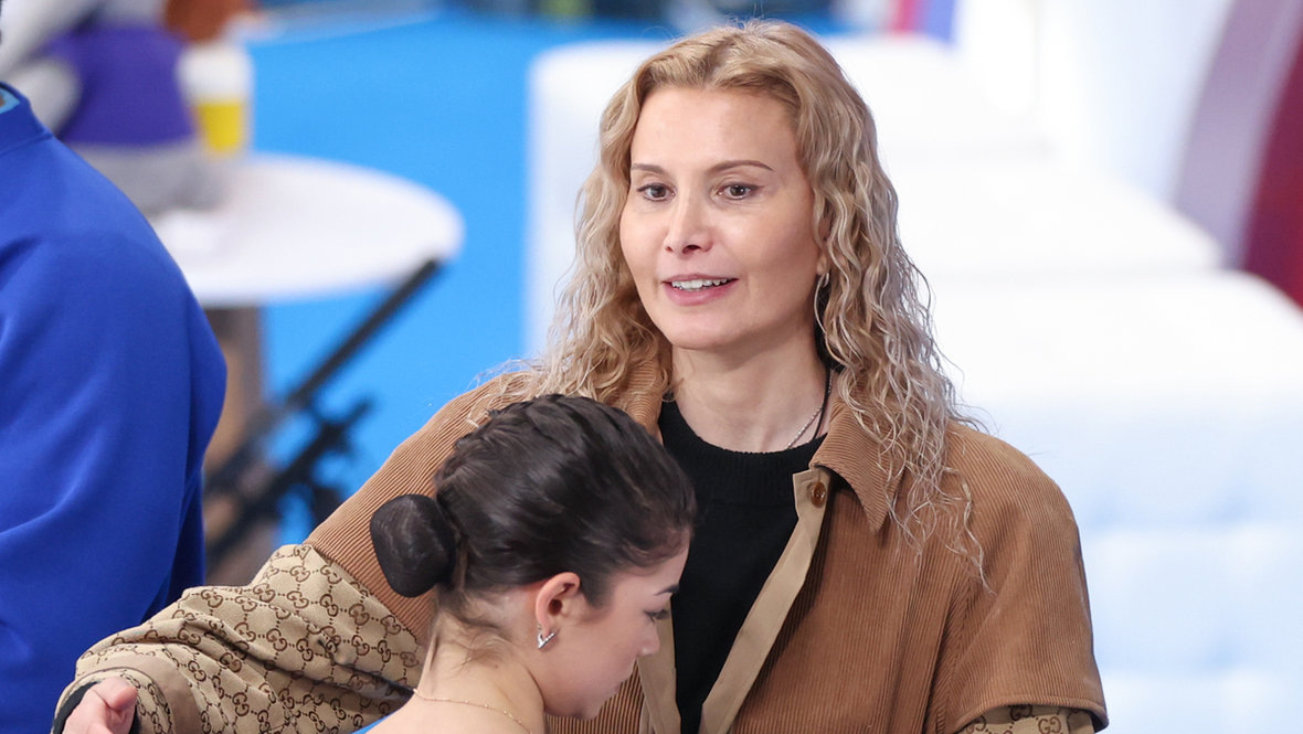    Этери Тутберидзе и Аделия Петросян.Дарья Исаева