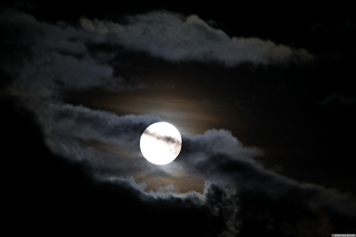     Луна за облаками   
Анна Рыжкова © ИА Красная Весна