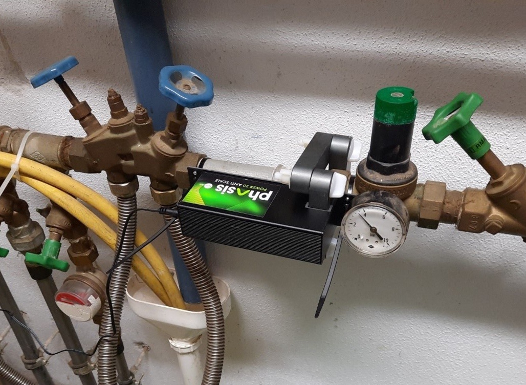 Ферритное противонакипное устройство Фазис Power 30 установлено на вводе ХВС в дом