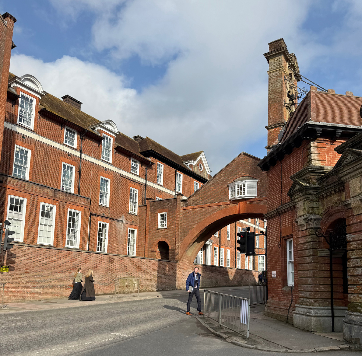 Так выглядит Мальборо колледж. Видны ученицы в длинных юбках. Фотография из личного архива. 