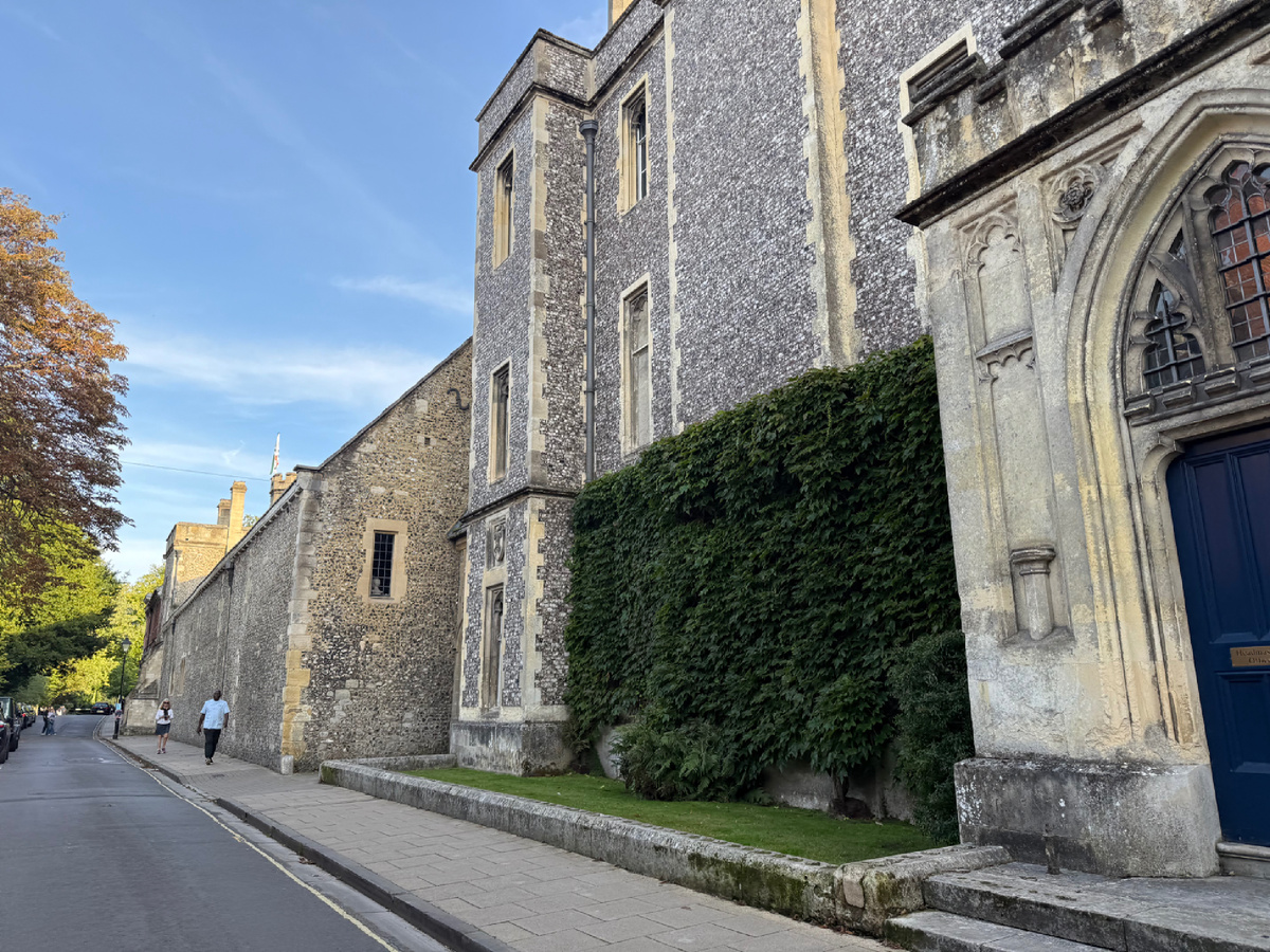 Винчестерский колледж - здание построено из кремня. Фотография из личного архива. 