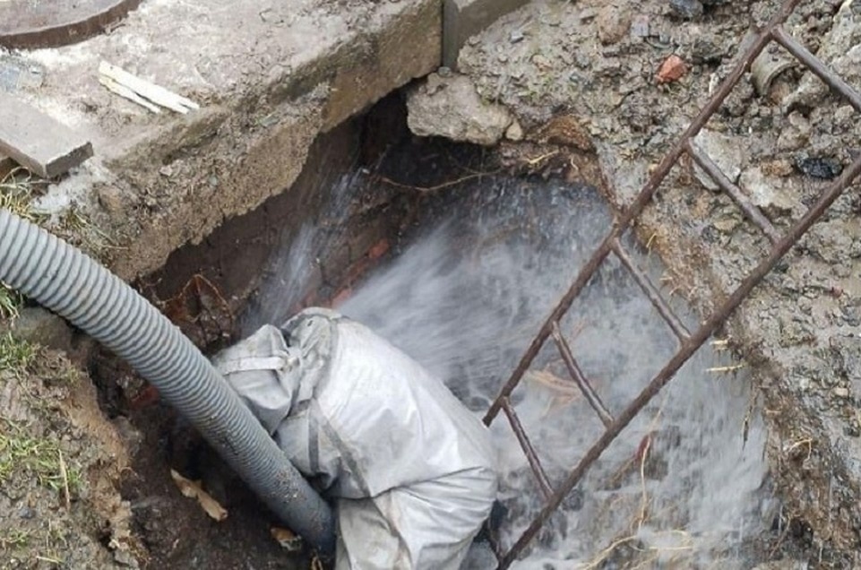    Рабочие устраняют аварийные ситуации. Фото: Администрация Мариуполя