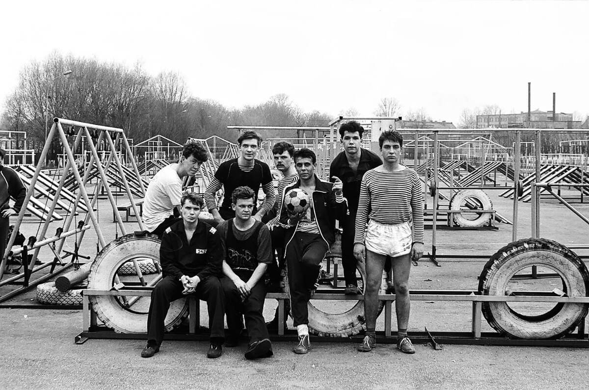 Сборные команды по мини-футболу на фоне нового спорт-городка. Фото из личного архива.