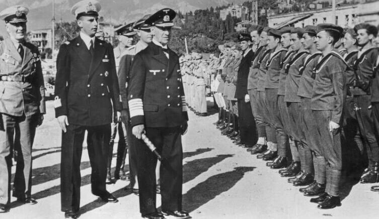    Факты и мифы. Что делал Гросс-адмирал Эрих Редер в советском плену? Командующий кригсмарине Эрих Редер инспектирует итальянскую флотилию в Ялте. Фото: waralbum.ru