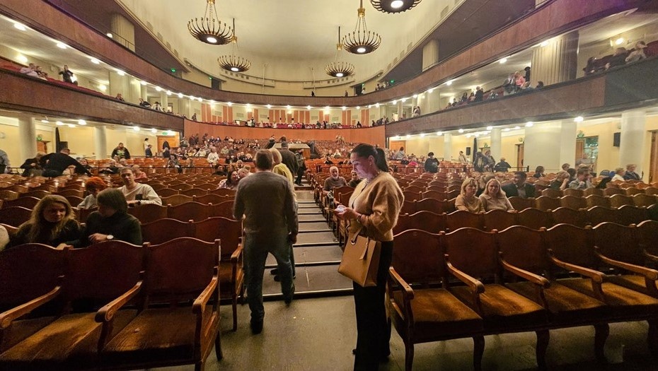    Зрители рассаживаются в зрительном зале театра Ленсовета перед спектаклем. Автор фото: Тихонов Михаил/ДП