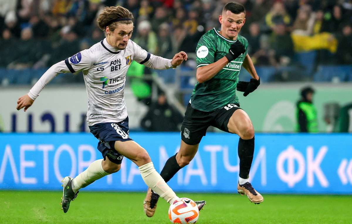    Кирилл Щетинин ("Ростов") и Сергей Волков ("Краснодар")  Эрик Романенко/ТАСС