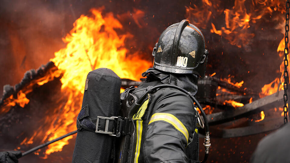     Нефтезавод загорелся после падения обломков БПЛА в Краснодарском крае ИЗВЕСТИЯ