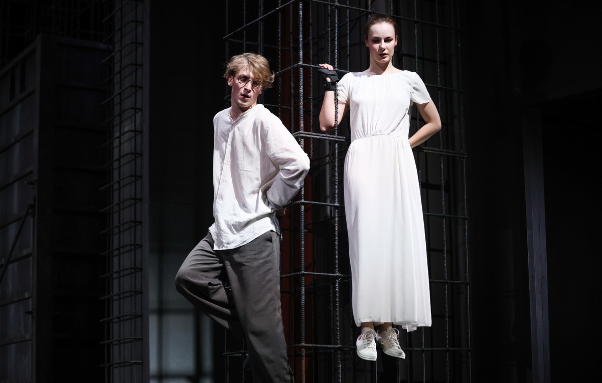    Актеры театра Вахтангова Полина Рафеева (Джульетта) и Григорий Здоров (Ромео)   Арина Антонова/ТАСС