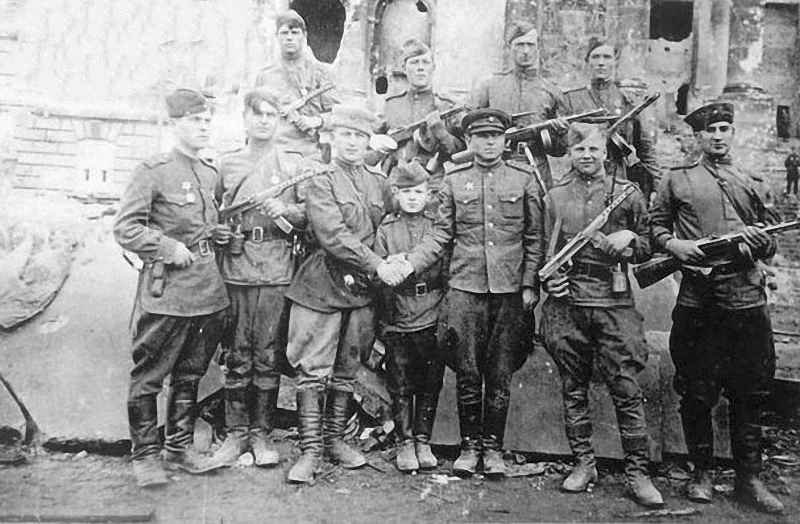 Бои в Берлине велись даже после установки знамени на Рейхстаге. На фото – разведчики 756-го полка. Николай Беляев – крайний слева. 2 мая 1945-го года