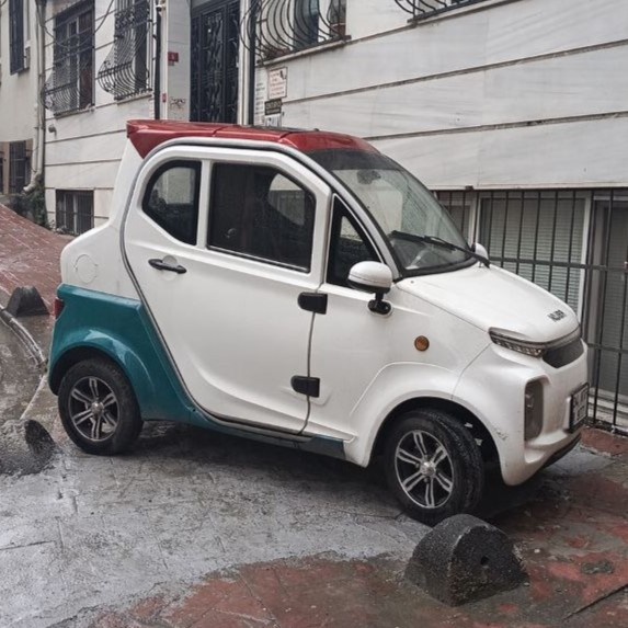 Маленький автомобиль на шильдике KUBA. что это?