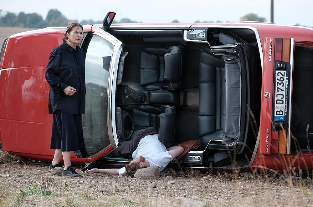 Кадр из фильма Miroirs No. 3. Режиссер: Кристиан Петцольд. Производство: ARTE, BKM, Filmförderungsanstalt (FFA), German Film Fund, Medienboard Berlin-Brandenburg, Schramm Film Koerner & Weber, Zweites Deutsches Fernsehen (ZDF). Прокат: Иноекино