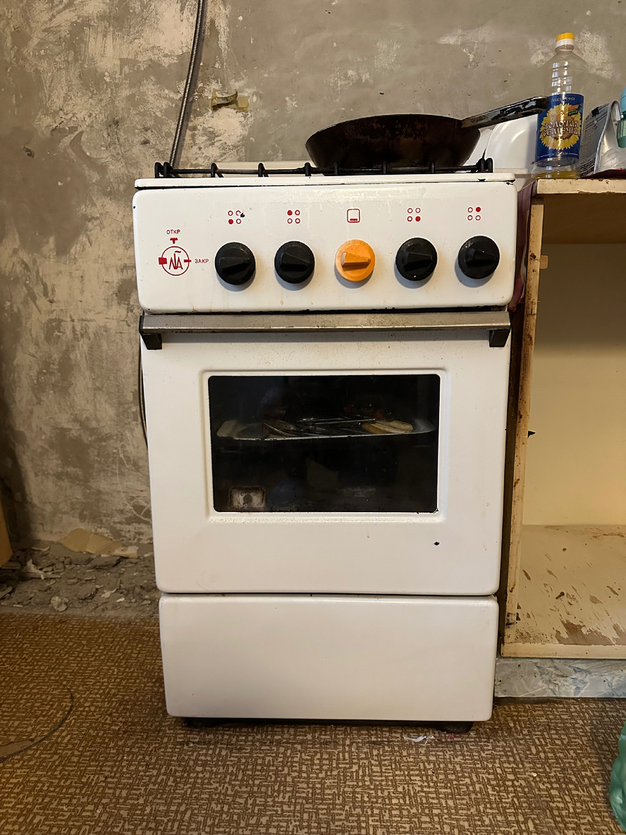 Плита была установлена с момента постройки дома. Но, как ни странно, духовка работала исправно и мы периодически пекли в ней шарлотку и запекали рыбу/мясо. Здесь фото плиты уже в момент, когда мы крушили всё вокруг, освобождая пространство от мебели и покрытий. 