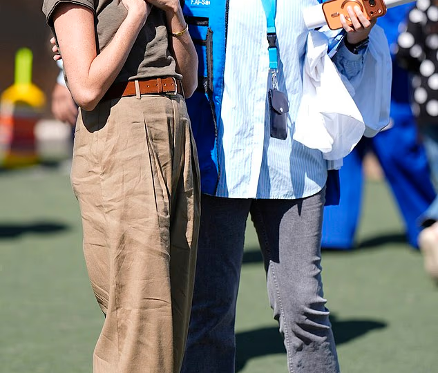 Меган подражает и Анжелине Джоли. Но Джоли жертвовала миллионы, а Меган - слезу из левого глаза