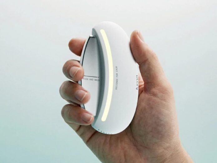    В 2029 году, когда мир переживает кризис доверия, люди находят утешение и стабильность в простых, натуральных объектах, таких как галька.