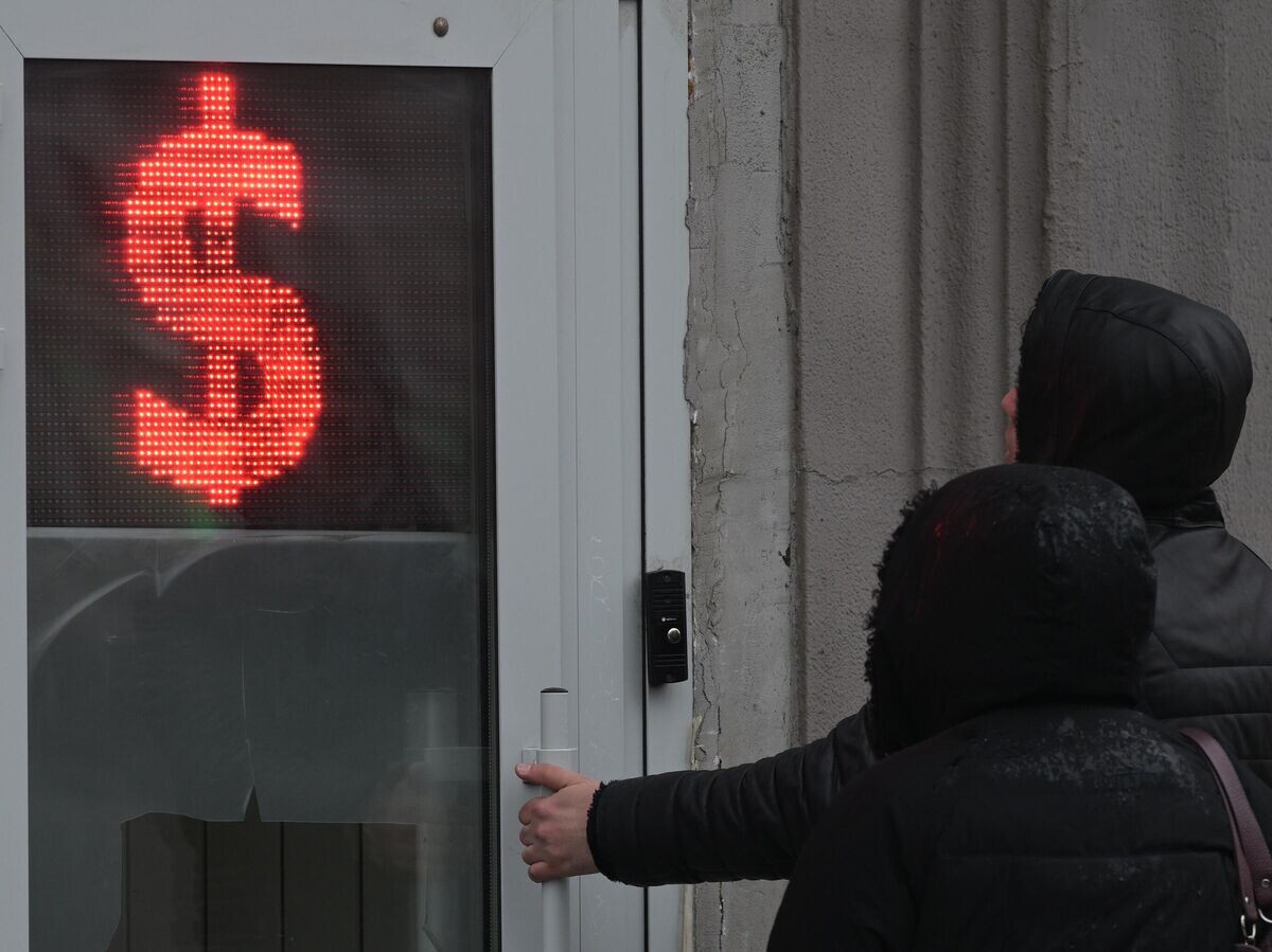    Люди у входа в обменный пункт на одной из улиц в Москве | © РИА Новости / Григорий Сысоев