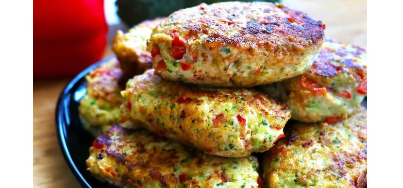Котлеты из курицы с приправами и овощами.