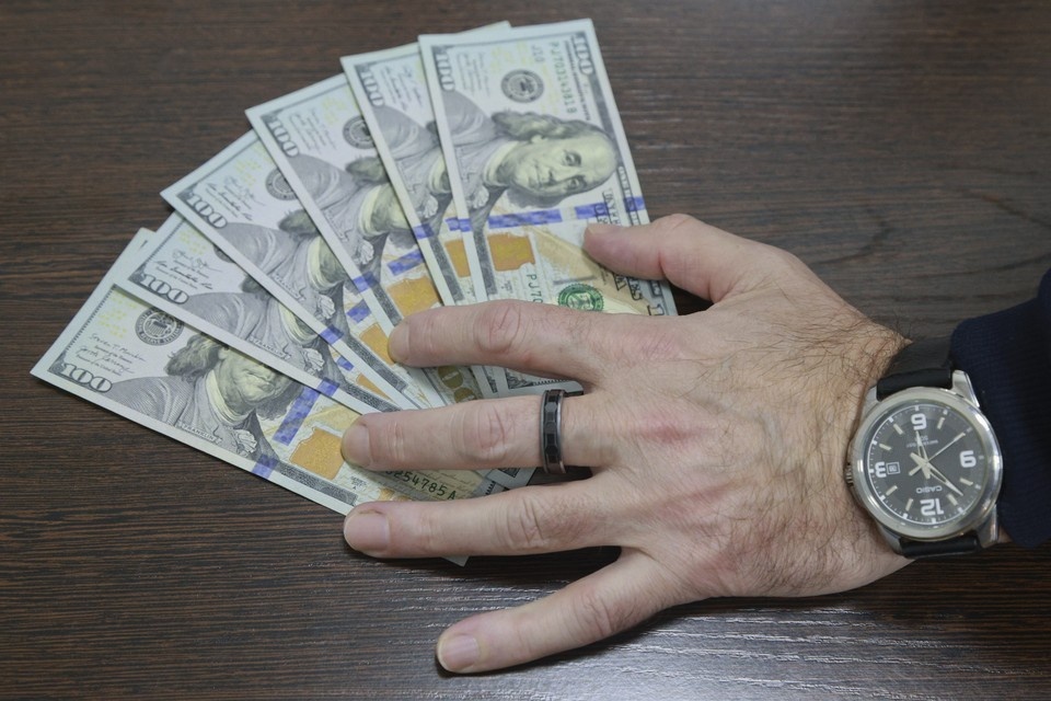    Unitel: полицейские отгоняют людей от упавшего самолета ВВС Боливии с деньгами Олег УКЛАДОВ