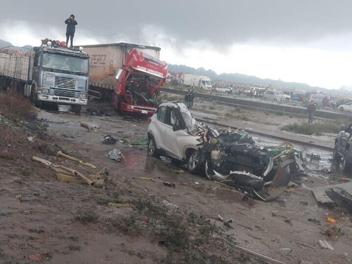    Последствия падения самолета ВВС Боливии на дорогу в городе Эль-Альто | © РИА Новости