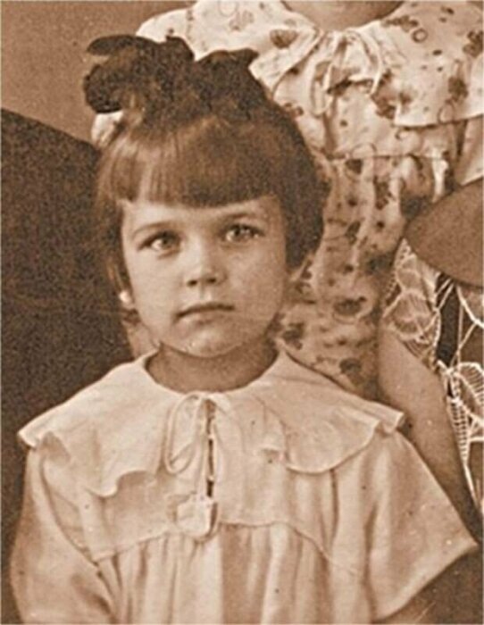 Ирина Алфёрова в детстве.