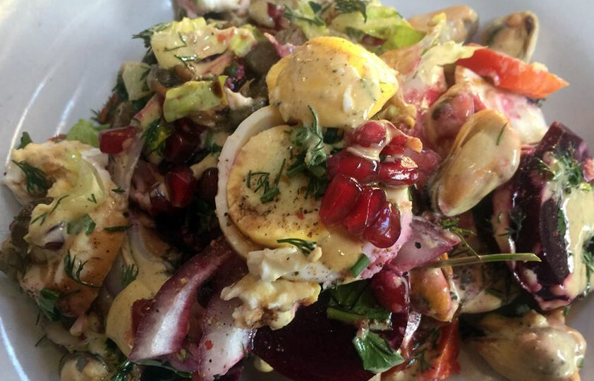 Салат с мидиями и грибами