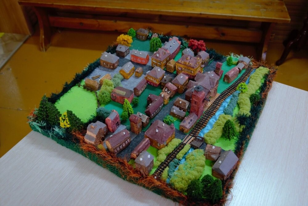    Некоторые из этих домиков можно передвигать, изучая историю посёлка. Фото: «АиФ-Урал»/ Дарья Попович