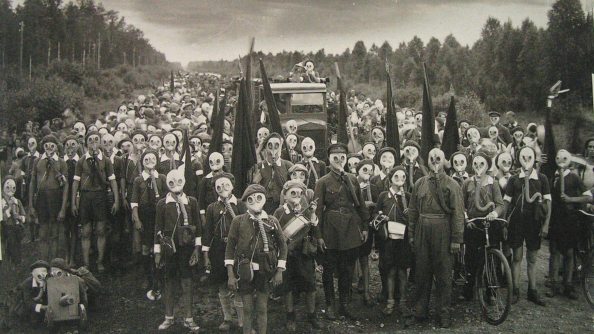 Постановочное фото 1937 года «Учения пионеров», сделанное фотографом В. Буллой