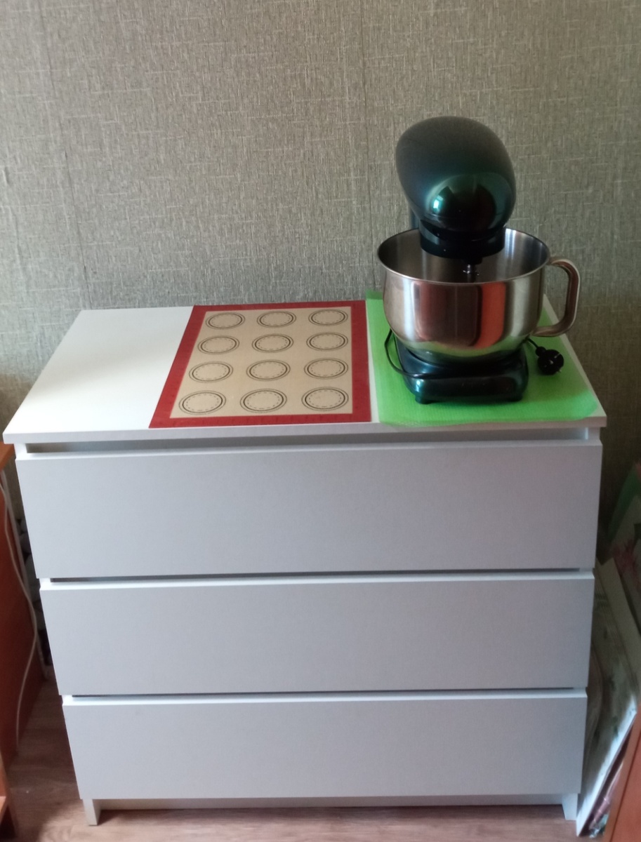 Миксер и тумба со всеми принадлежностями внутри. Листайте карусель