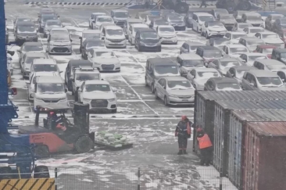    Ввоз иномарок через порты Приморья растет, а средств за утильсбор меньше