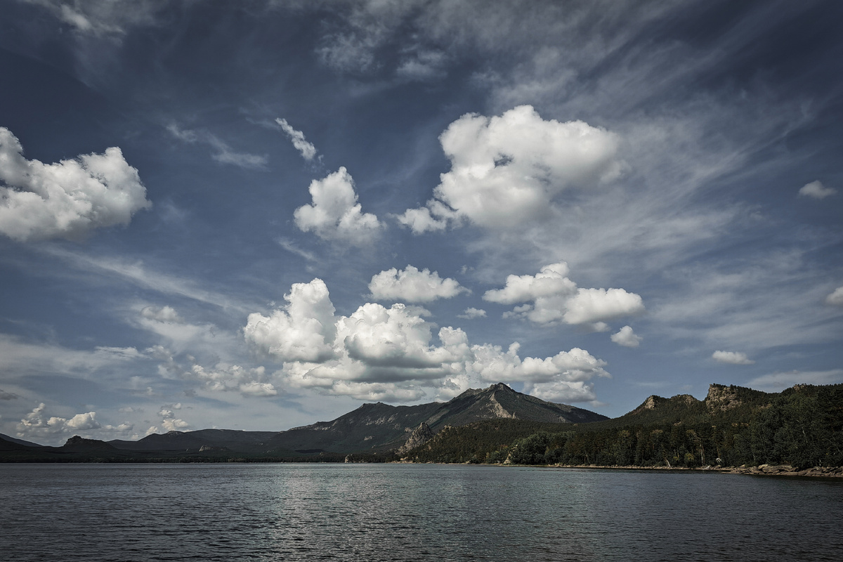 1-й кадр. Снято на телефон. На этой фотографии красивое небо, поэтом небу я отдал большую часть кадра. Облака двигаются в глубь кадра, что дает нам немного динамики. Мы конечно понимаем, что от воды до гор, есть расстояние. Но здесь ощущение глубины можно усилить, как раз за счет переднего плана. Листайте дальше :)